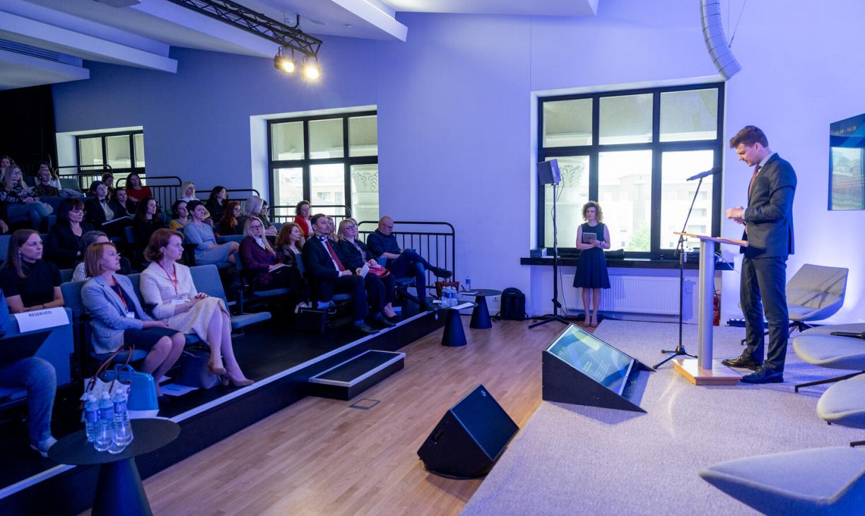 Ukrainos karo pabėgėlius priimančios ES šalys dalinosi savo patirtimi Vilniuje