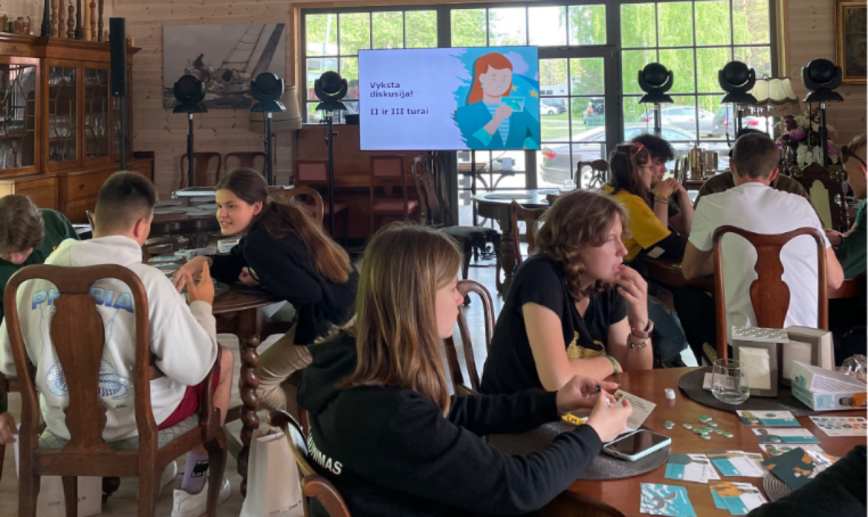 Palangoje jaunimas susipažino su neformaliojo švietimo priemone „Kryptis – Europa“