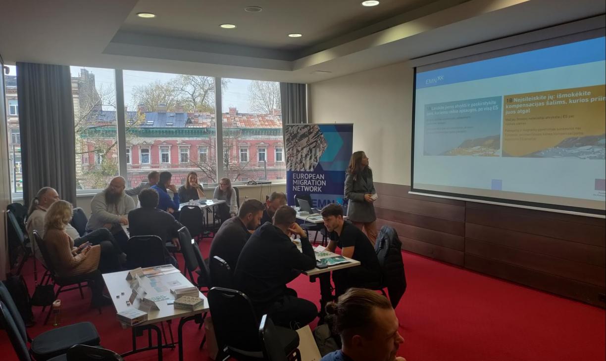 EMN Lietuvoje komanda jaunimo darbuotojams pristatė mokomąją priemonę „Kryptis – Europa“