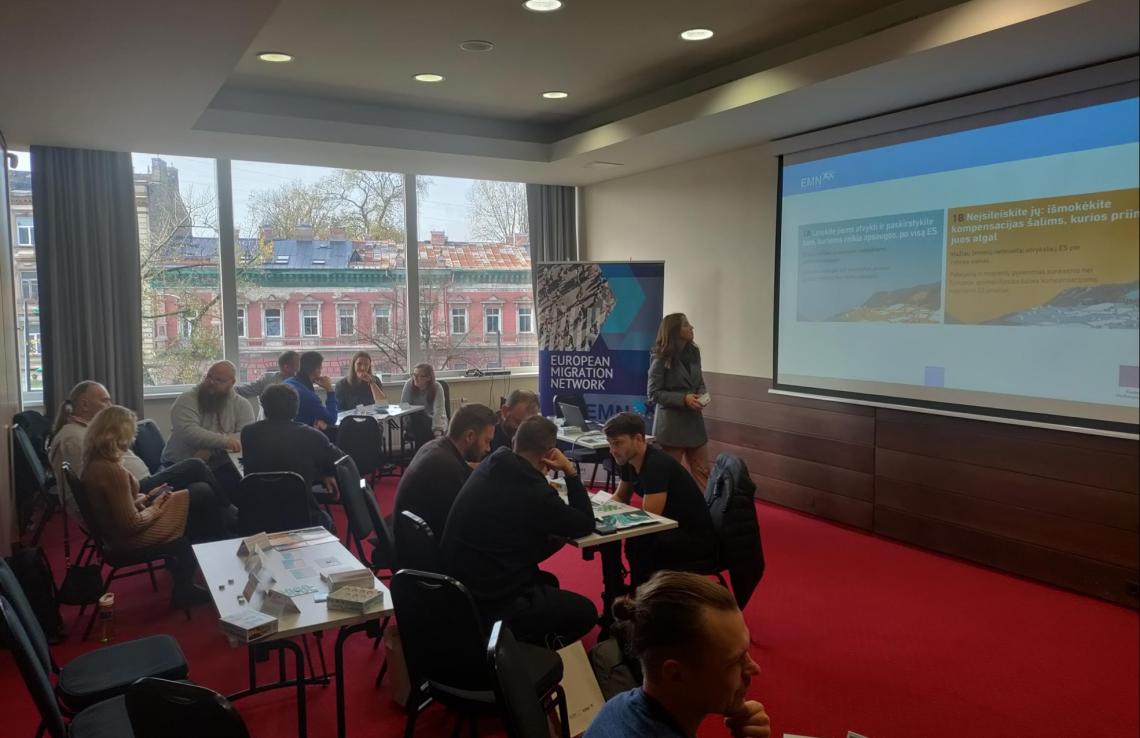 EMN Lietuvoje komanda jaunimo darbuotojams pristatė mokomąją priemonę „Kryptis – Europa“